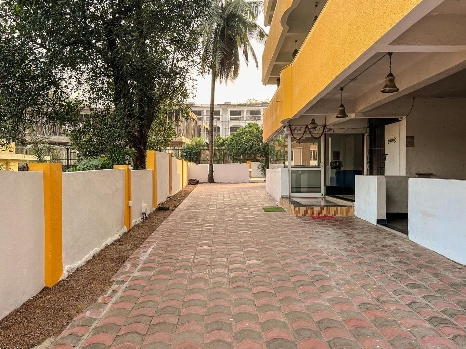 La Costa Residency Hotel Анджуна Екстериор снимка