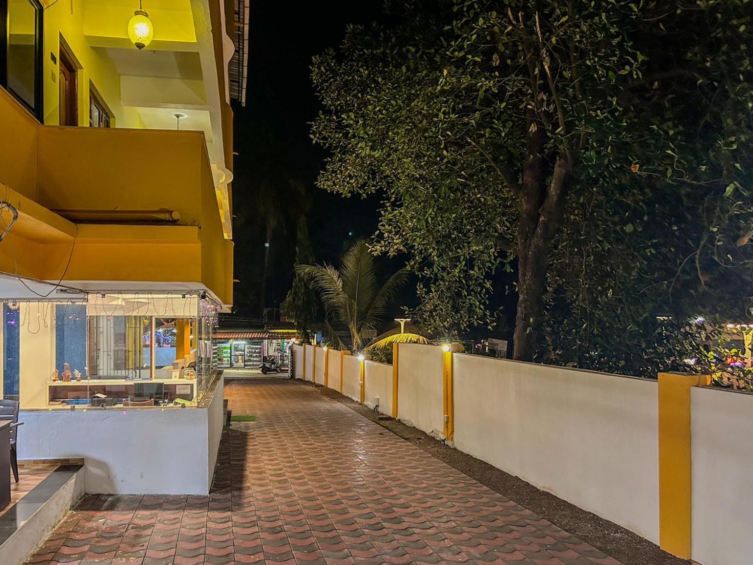La Costa Residency Hotel Анджуна Екстериор снимка
