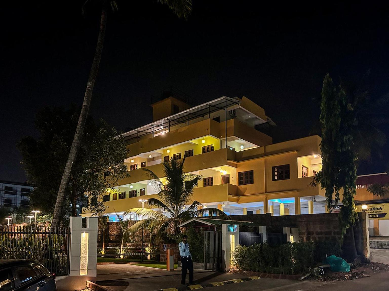 La Costa Residency Hotel Анджуна Екстериор снимка